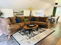 Cozy apartment above a salon. 5 minutes to Mt Nebo