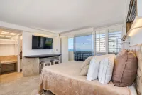Gorgeous Diamond Head Penthouse Studio Stunning views, Private Balcony. Hotels in Diamond Head