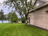 Lovely spacious 600sq ft loft with beautiful views Roblin Lake Park附近的飯店