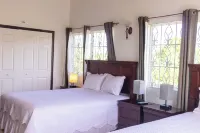 PERFECT FOR LARGE GROUPS-EXCELLENT LOCATION, MINUTES FROM EVERYTHING.