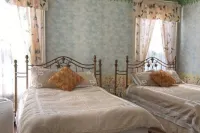 Adirondack Mansion w/Heated Inground Pool & Game Room! 45-60 Min to Saratoga! 글로버스빌 호텔