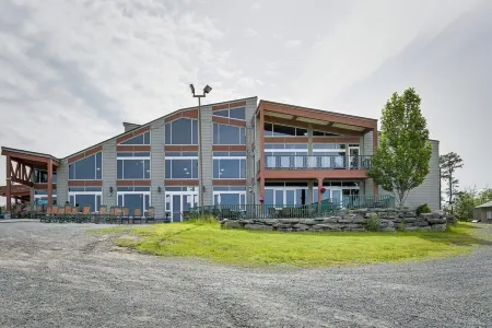 Eclectic Family Poconos Escape! Firepit, 2 Pools, Lake, Near Woodloch & Rafting!