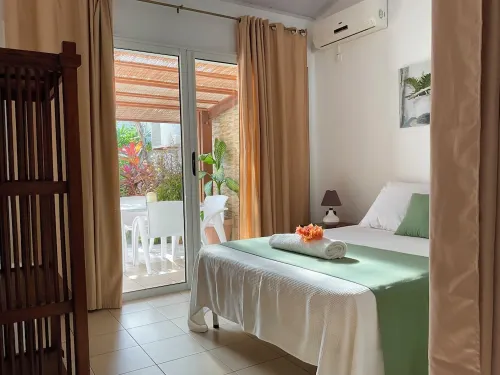 Bungalow, 10-minute walk from Etang-Salé les Bains beach, sleeps 2 to 4. - 2-Star