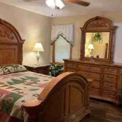 Walk The Paved Bike Path To The Million Dollar Beach And Village of Lake George! Rooms