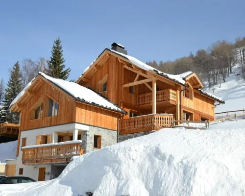 Chalet with nice view, garden and hot tub. Ideal for skiing and cycling! Hotels in Valloire