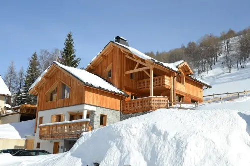 Chalet with nice view, garden and hot tub. Ideal for skiing and cycling! Hotels in Valloire