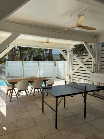 Fully Renovated Luxury House Pool! Huge 5 Bd 5 BA 9 Bed! Sleeps 16! 2 Golf Carts Отели рядом с достопримечательностью «Кэптива Север-Энд Бич Аксесс»