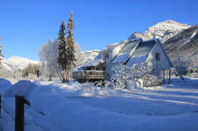 Bear Paw Lodge - Mountain Vacation Home Near Golden BC & Kicking Horse. Hotel a 