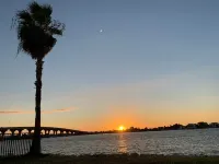 Immaculate Condo. Pool, Jacuzzi. Balcony with Waterfront and Nightly Sunset.