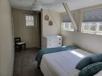 Cozy Cottage- Bright, 2 Bedroom- Great Location