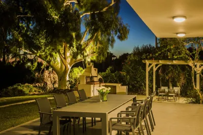 SUPERB LOCATION Luxury 5 bed villa, pool, sea view, beach / restaurants close by Hotel a 