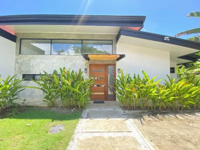 Oasis in Uvita with salt water pool Wi-Fi A/C, minutes from town and the beach!