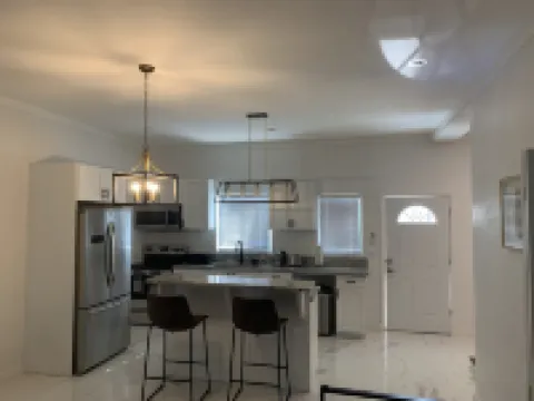 Modern Townhouse Near Beach and Grocery Store โรงแรมใน