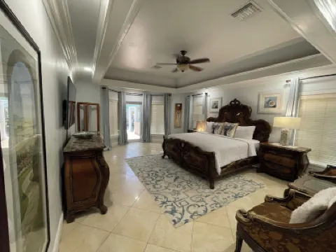Serenity Villa - 5Br/5BA Luxury Retreat, Private Pool, 3-Minute Walk to Beach โรงแรมใน