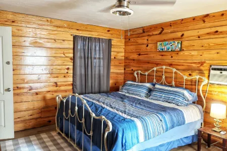 REDUCED PRICE CLEAN! Salty Marsh Lodge Fishing and Hunting Getaway Newly Updated Отели в г. Плакеминс Пэриш