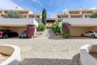 2 bedroom apartment with swimming pool 2m from Sra. da Rocha beach.