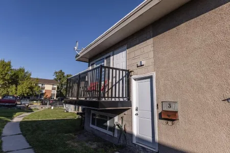 Home away from home 5 min away From away from dt cozy full townhome pet friendly Отели рядом с достопримечательностью «Зоопарк Калгари»