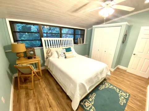 SPECTACULAR SUNSETS AND FRESH OCEAN BREEZE AWAIT YOU IN ISLAMORADA, FLORIDA!