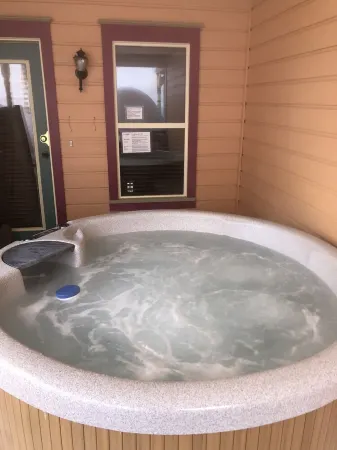 Snowgums, 3 bedroom 3 bathroom townhome, renovated kitchen and secure garage