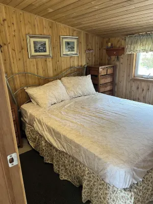 Cozy 2 bed rooms with bunkie cottage. 20 mins way from tobermory. Hotels near Emmett Lake Day Use Area