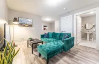 YHZ Cheerful Private Unit 10 min to Airport Hotels in 