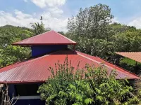 Quiet Hideaway Near Black Sand Beach, 3 bedrooms, 3 bathrooms. Sleeps 6 adults.