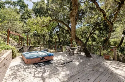 Oak Treehouse Retreat