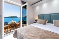 Beach House - Spectacular Beach House with Hot Tub (4 +1 Bedrooms,4 Bathrooms)