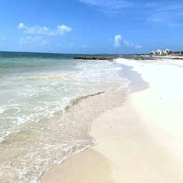 Paraiso304; Entire Luxury Condo 3 minute walk from the beach