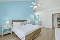 Secluded Backyard w/ Pool & HotTub. Sleeps up to 10. Centrally located. 3bed2b