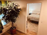 FireThorn Manor: Spacious, well appointed 2 Bedroom Garden Suite with King Bed. Hotels near Swartz Bay Terminal