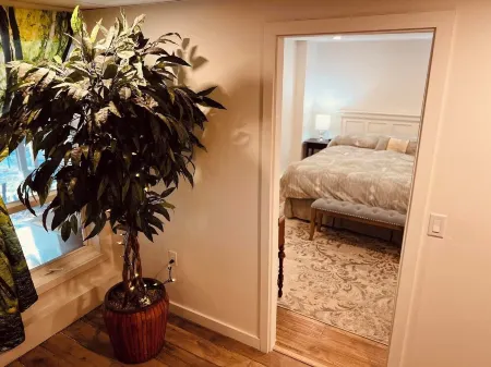 FireThorn Manor: Spacious, well appointed 2 Bedroom Garden Suite with King Bed. Отели рядом с достопримечательностью «Суорц Бэй Терминал»