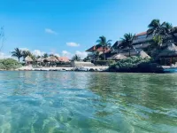 Beachfront Condo at Club de Yates 푸에르토아벤트라스 호텔