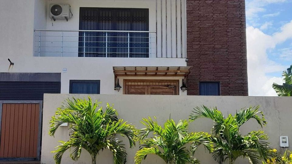 Superb modern contemporary 4 bedroom villa ensuite