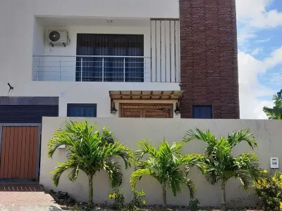 Superb modern contemporary 4 bedroom villa ensuite Hoteles en Trou d'Eau Douce