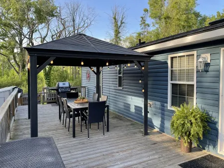 Private Wooded Lot - Sherkston Shores Cottage Отели в г. Порт Колборн