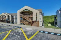 Near Silver Dollar City! Condo with Hot Tub and Lake