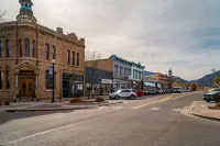 Cheerful Downtown 4 Bedroom Home