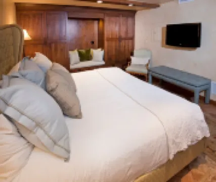 프리미엄 편의시설을 갖춘 편안한 1 베드룸 콘도, 레드어닝 제공