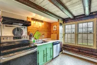 2 Mi to Lake Willoughby: Peaceful Log Cabin! - Hot Tub