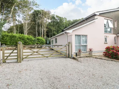 Little Westwards Hotels near Tremenheere Sculpture Gardens