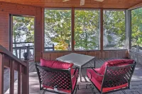 Captivating Cadiz Hideaway w/ Deck on Lake Barkley - 3-Sterne