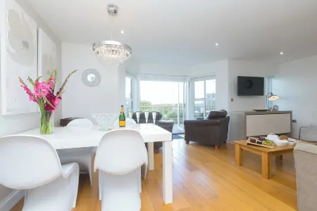 2 Four Seasons Отели рядом с достопримечательностью «Тейт Сент-Айвс»