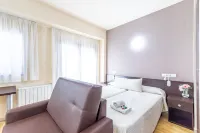 Residencia Universitaria Resa Erasmo فنادق في Tres Cantos
