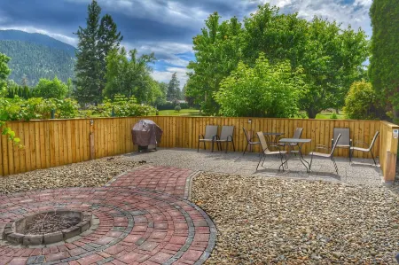 Sunny Shuswap B&B Отели в г. Чейз