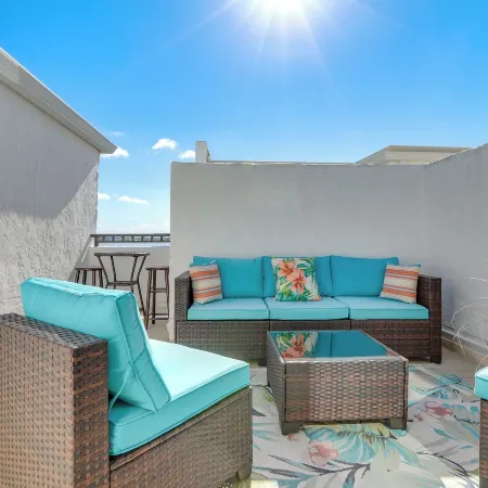 Key Retreat: Bay Views & Private Beach Access