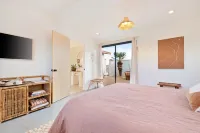 Terracasa - Hot Tub, Fire Pit, Outdoor Shower & Endless Views 2 Bedroom Home by RedAwning Hotels in Yucca Valley