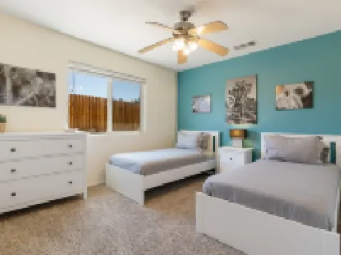 Colorful Cactus - Hot Tub, BBQ and Fire Pit! 4 Bedroom Home by RedAwning 約書亞樹村酒店