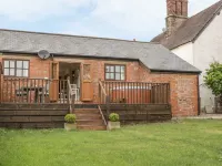Old Hall Barn 1 Hotels near Stretton Antiques Market
