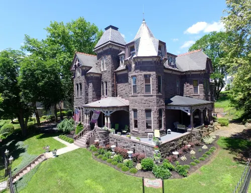 Reynolds Mansion B&B Hotels in Boggs Township